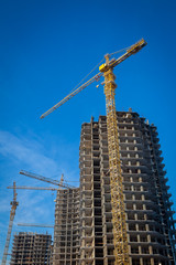 Building crane and building under construction