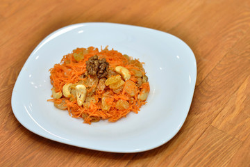 Салат из моркови с изюмом и орехами