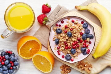 Keuken foto achterwand Eten Gezond ontbijt. Yoghurt met granola en bessen
