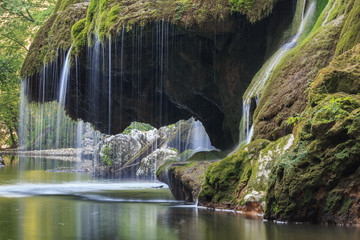 Obrazy na Plexi  Bigar Cascade Falls w Parku Narodowym Nera Gorges, Rumunia
