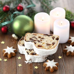 Christstollen, Zimtsterne und Kerzen