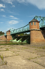 Fototapeta na wymiar Zamknięty jaz nad rzeką Odrą