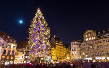 Fototapeta na wymiar Christmas tree at Place Kleber in Strasbourg