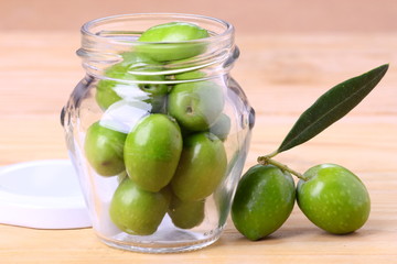 Vasetto di olive verdi
