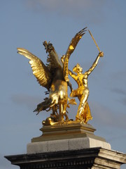 Fototapeta na wymiar Puente de Alejandro III en París
