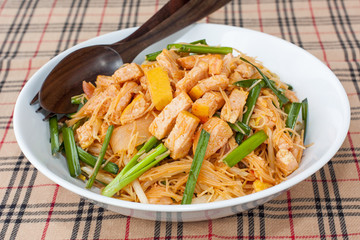 Fried noodles with Tofu - Vegetarian Thai Food