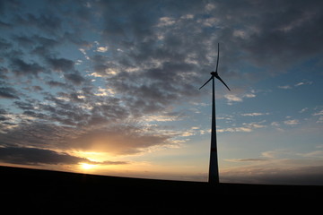 Windkraft im Sonnenaufgang