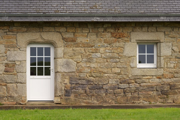 Modernisierte Granitfassade mit Kunststofftür und –fenster