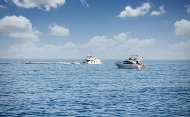 Naklejka premium motor boats in sea