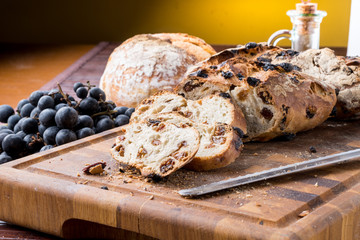 Pane con l’uva sul tagliere di legno
