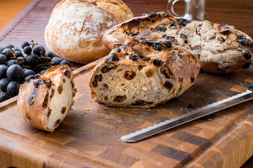 Pane con l’uva sul tagliere di legno