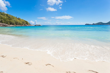 empreintes de pas sur plage des Seychelles