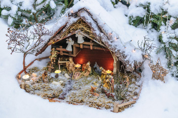Krippe im frischen Schnee