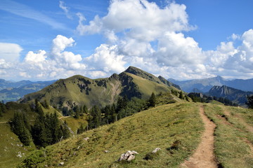 Fototapeta na wymiar Panoramarundweg auf der Niedere mit Tristenkopf und Winterstaude