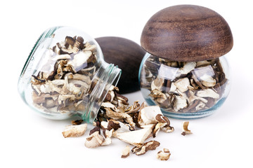Getrocknete Steinpilze im Glas