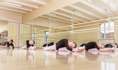 Obraz premium group of small dancers in a training hall
