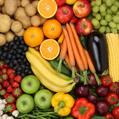 Obst, Früchte und Gemüse wie Orangen, Tomaten und Apfel Hinter