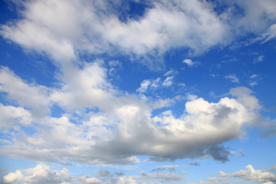 nubes sobre cielo azul 3989-f14