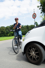 frau telefoniert auf dem fahrrad