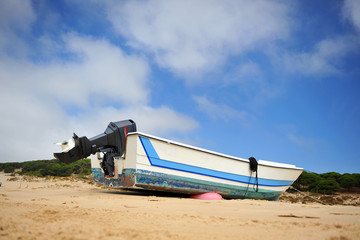 Barca con motor en la playa, sur de Espa&ntilde;a