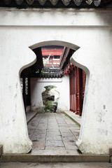 Naklejka premium Doorway in Yu Yuan Garden