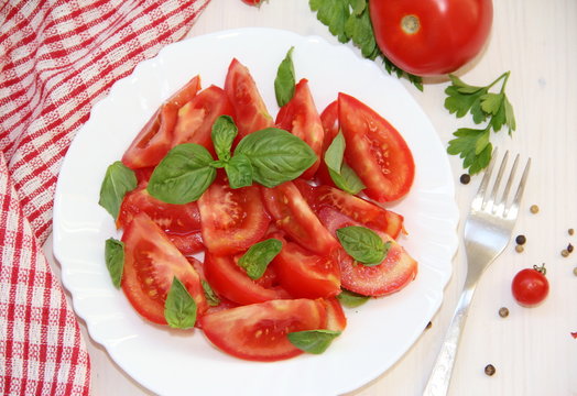Salad with fresh tomatoes and greens