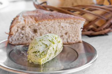 Kräuterbutter mit Brot