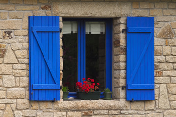 Fototapeta na wymiar Modernes Holzfenster mit Klappladen in blau