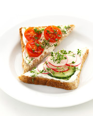 Toastbrot mit Frischkäse und Gemüse