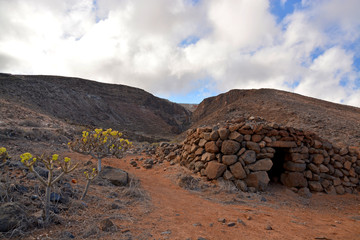cabaña de piedra en el desierto de lanzarote
