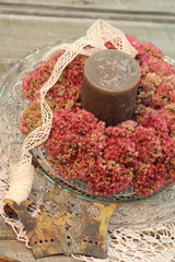 Herbstkranz mit Sedum, Spitzenband und Krone