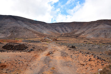 camino de piedras volcanicas en la isla de lanzarote