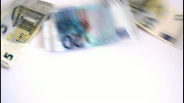 Euro Geldscheine fliegen weg