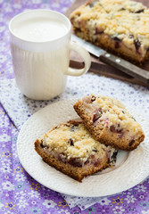 Fruit cake with streusel