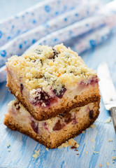Fruit cake with streusel
