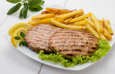 Hamburger con patatine fritte e insalata