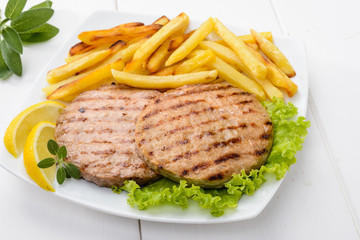 Hamburger con patatine fritte e insalata