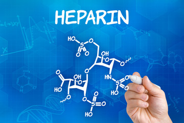 Hand mit Stift zeichnet chemische Strukturformel von Heparin