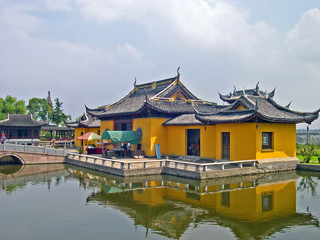 Obraz premium ZHOUZHUANG, SHANGHAI: water village Quanfu temple.