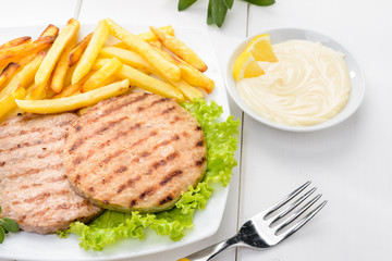 Hamburger con patatine fritte e maionese