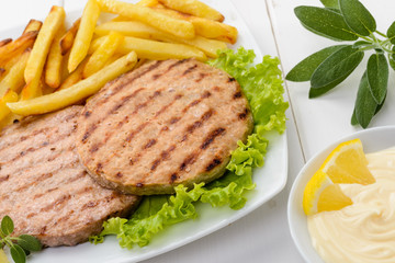 Hamburger con patatine fritte e maionese