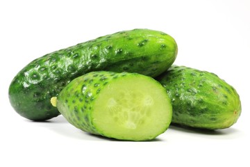 Einlegegurken isoliert auf weißem Hintergrund