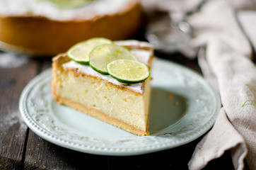 Tart with cream and lime