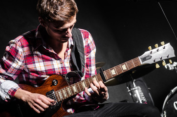 Obraz premium Man with guitar during concert