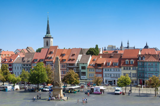 Stadt Erfurt in Thüringen mit Domplatz im Vordergrund