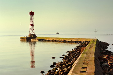 Morze, wejście do portu z latarnią © janmiko