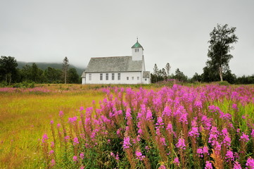 Norwegia , mały kościół, krajobraz wiejski