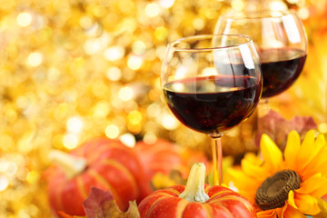 Obraz premium Autumn arrangement with wine, sunflowers and pumpkins.