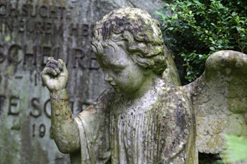 Fototapeta na wymiar Skulptur eines Engels auf einem Grab