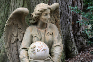 Fototapeta na wymiar Skulptur eines Engels auf einem Grab